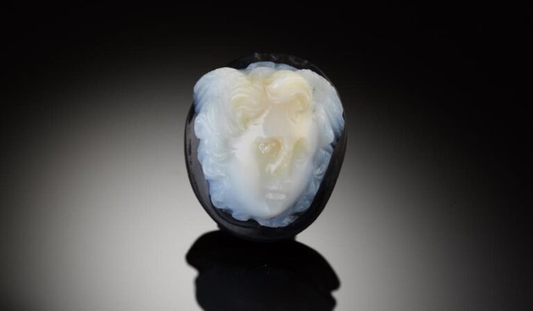 Descubren en Hallstatt un diminuto camafeo romano de Medusa que revela secretos de la antigua vida en los Alpes