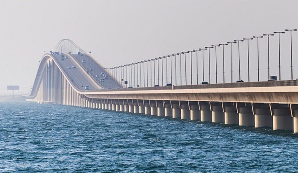 El megapuente que cruza el mar y une a Arabia Saudí con Baréin: una obra de 1.700 millones de euros