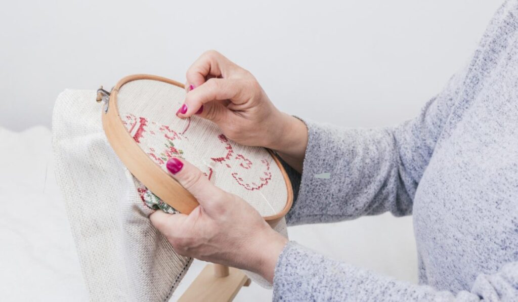 El poder de una aguja: cómo coser y bordar ayudan a la mente en tiempos acelerados