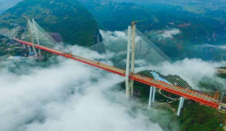 El puente más alto y largo del planeta: la megaobra que se eleva a más de 300 metros