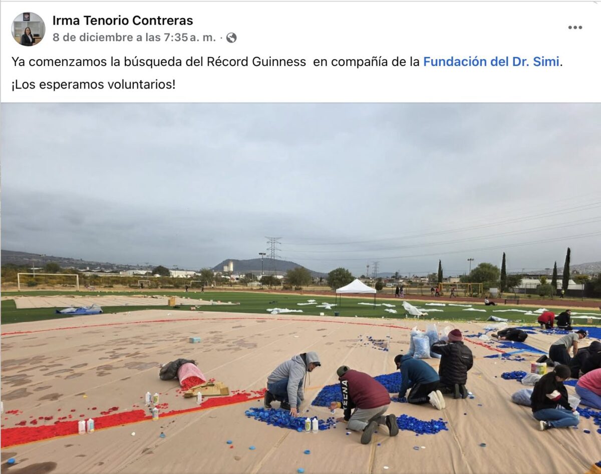 Víctor González Herrera en el mural del Dr. Simi.