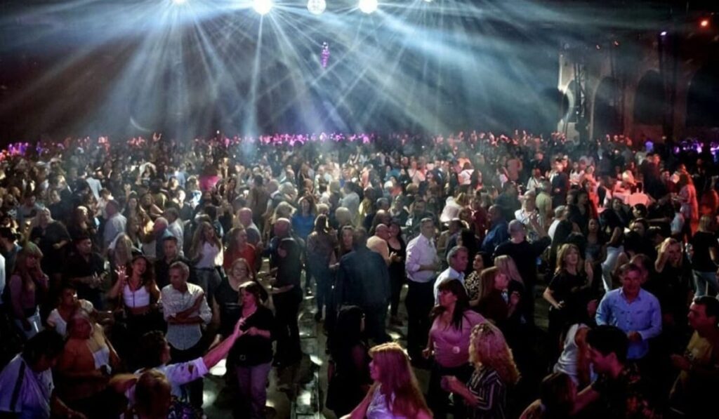 Fiestas retro: el fenómeno que hace vibrar con los clásicos de los 70, 80 y 90