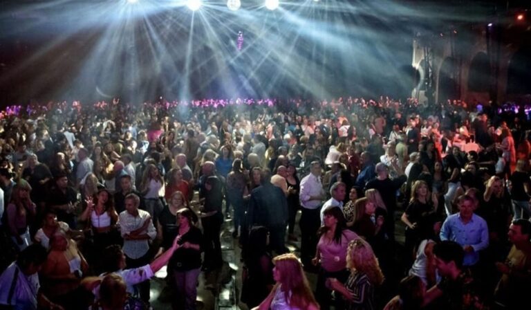 Fiestas retro: el fenómeno que hace vibrar con los clásicos de los 70, 80 y 90