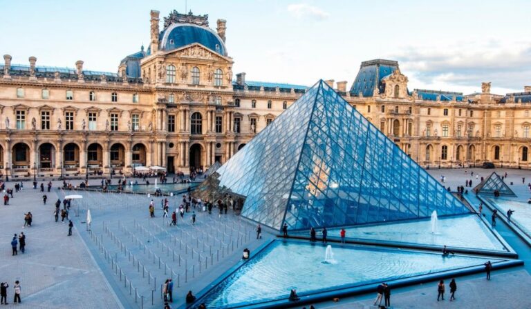 Fuga de agua en el Museo del Louvre daña cientos de libros egipcios y evidencia su deterioro