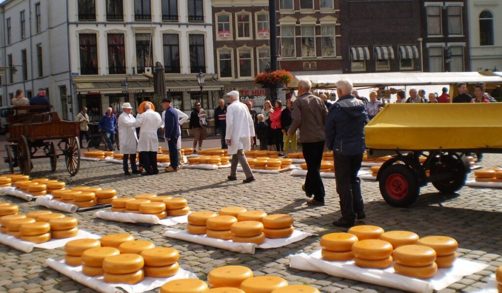 Gouda: la ciudad donde una batalla medieval dio origen al queso más famoso del mundo