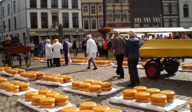 Gouda: la ciudad donde una batalla medieval dio origen al queso más famoso del mundo