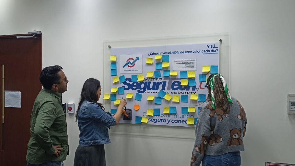Equipo de Seguritech dialoga sobre valores, liderazgo y cultura organizacional en un entorno corporativo.