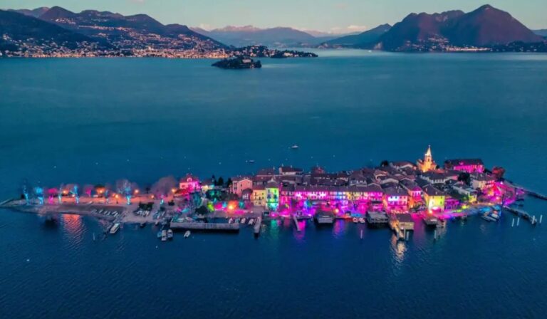 La isla italiana que en Navidad se transforma en un deslumbrante festival de luces