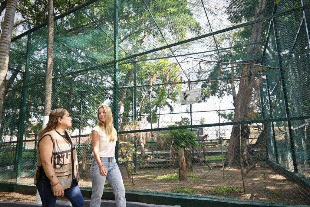 Patricia Lobeira Rodríguez realizó un recorrido oficial por instalaciones del zoológico, revisando recintos animales.