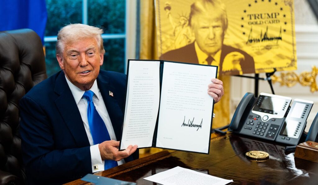 Trump presenta la “Gold Card”, una visa millonaria que prende alertas y críticas