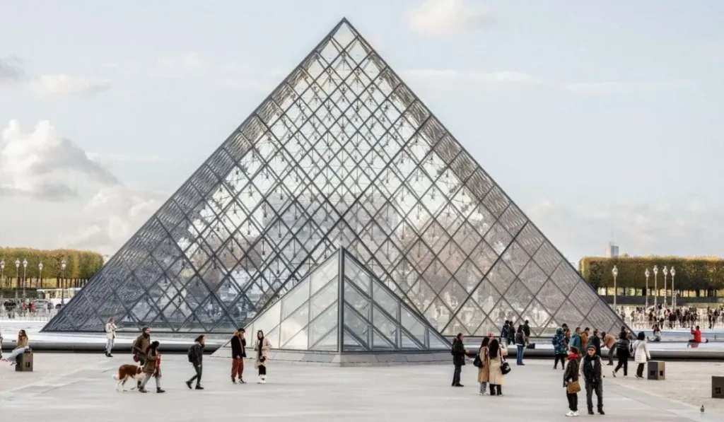 El Louvre vuelve a abrir sus puertas tras frenar la huelga de trabajadores