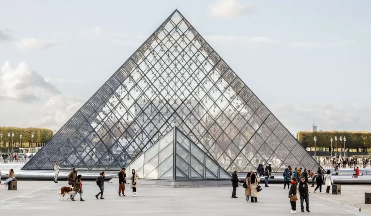 El Louvre vuelve a abrir sus puertas tras frenar la huelga de trabajadores