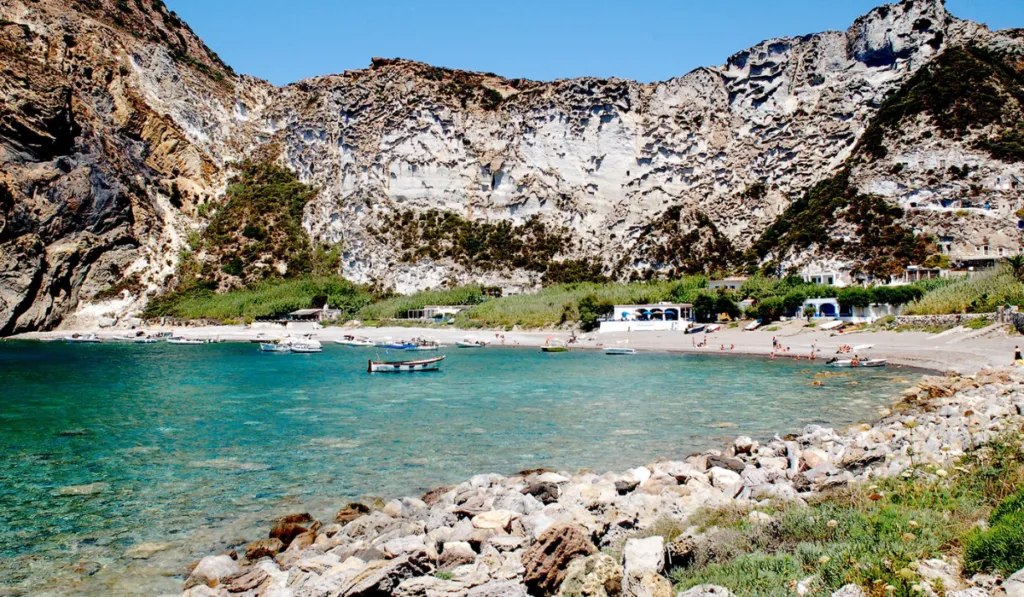 Palmarola: la isla italiana sin carreteras ni señal que sigue siendo un secreto del Mediterráneo