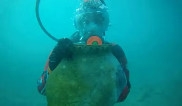 Una ciudad perdida bajo el agua: descubren una metrópoli sumergida en un lago de Asia Central