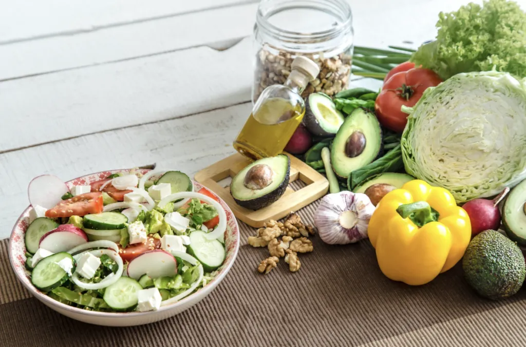 Alimentos funcionales ricos en proteína, fibra y micronutrientes promovidos por La Cosmopolitana para bienestar integral.