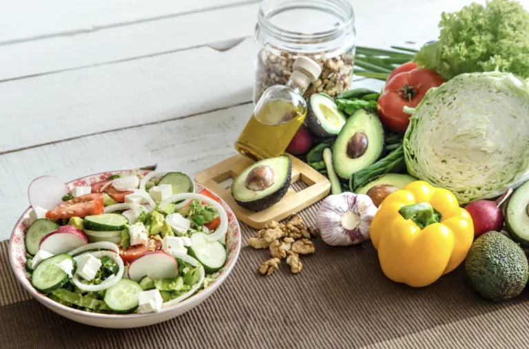 Alimentos funcionales ricos en proteína, fibra y micronutrientes promovidos por La Cosmopolitana para bienestar integral.