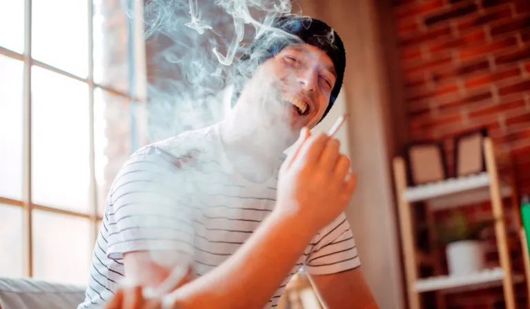 Consumo de cannabis en adolescentes duplica el riesgo de psicosis y trastorno bipolar, advierte estudio