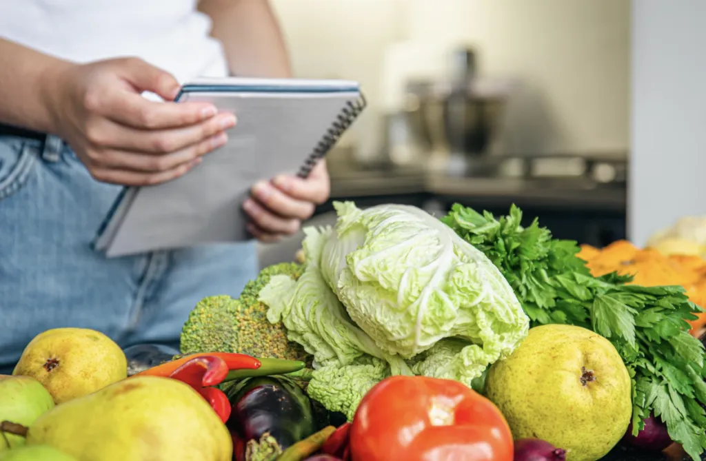 Redistribución de excedentes alimentarios gestionado por Corporativo Kosmos para comunidades vulnerables.