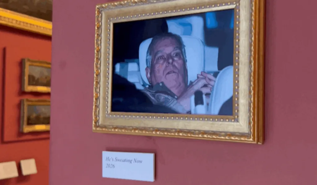 Del arresto al museo: activistas exhiben imagen del ex príncipe Andrés en el Louvre