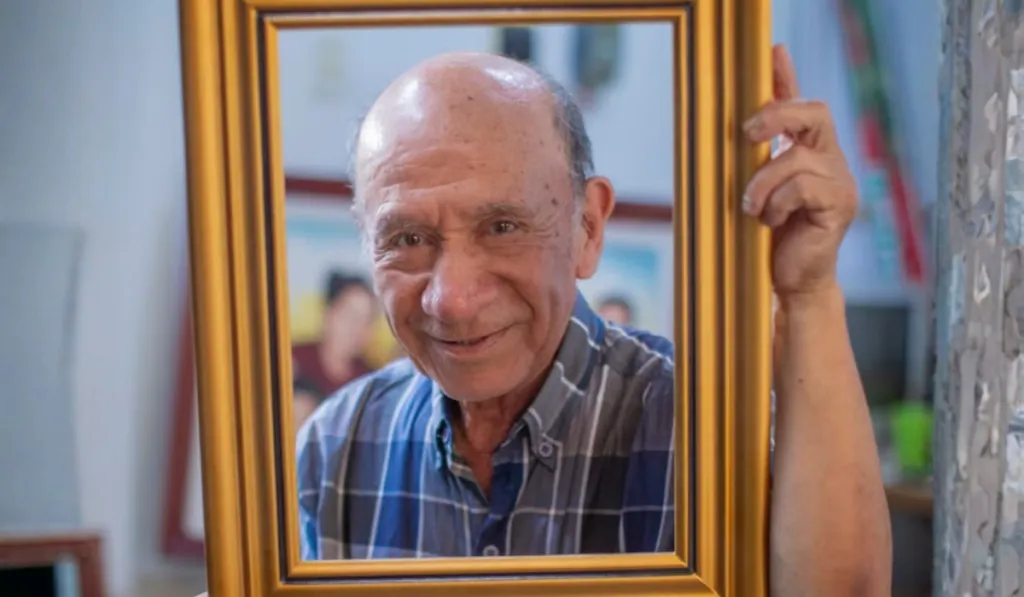 Don Favio, el artista de 82 años que pinta en Comas y conquistó TikTok con sus retratos
