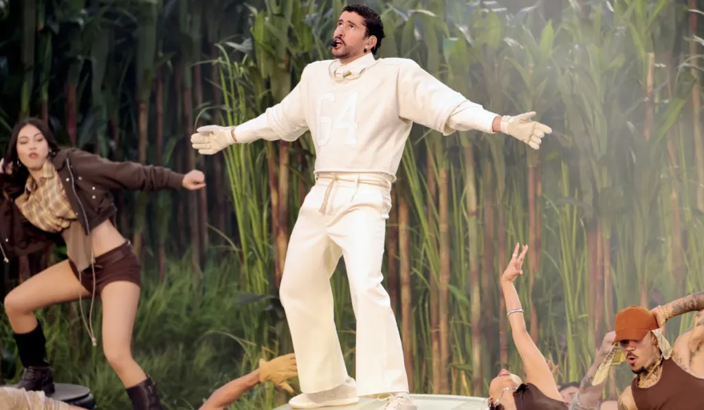 Bad Bunny hace historia en el Super Bowl 2026 con un traje minimalista que lo dijo todo