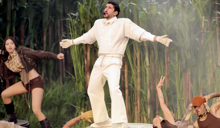 Bad Bunny hace historia en el Super Bowl 2026 con un traje minimalista que lo dijo todo