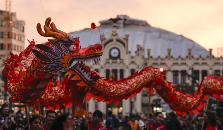 Año Nuevo lunar: jóvenes chinos prefieren viajar antes que volver a casa
