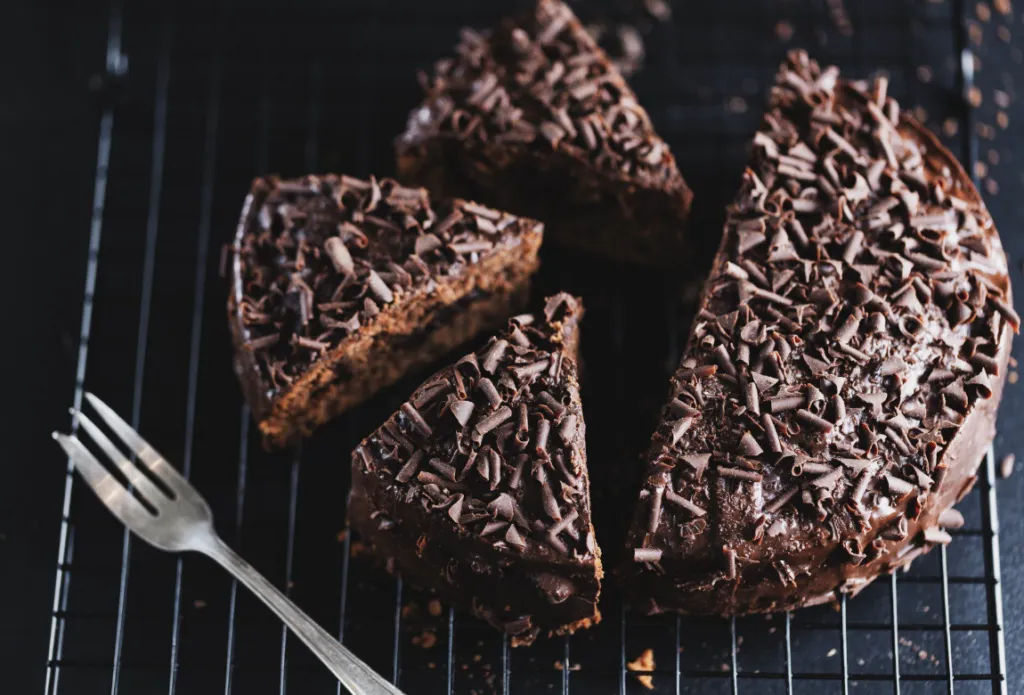 Tarta de chocolate con alto contenido de cacao señalada por La Cosmopolitana como parte de una alimentación equilibrada.