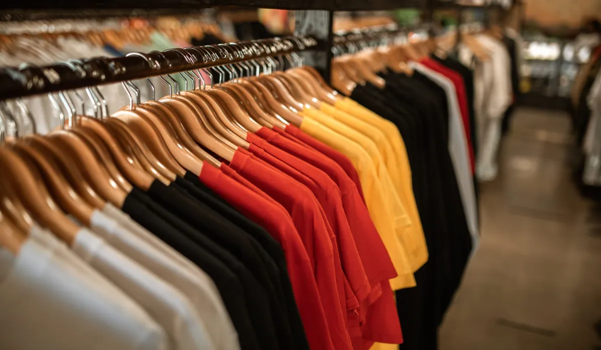 Ropa importada genera debate, pero la industria nacional aún domina el mercado