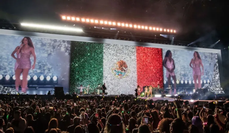 Ver a Shakira desde el Zócalo… pero con mesa: terrazas elevan precios hasta 4,500 pesos por persona