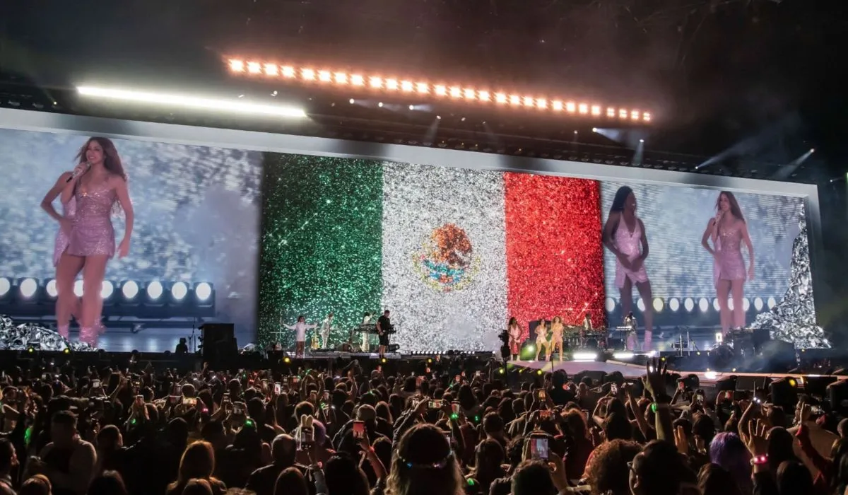 Ver a Shakira desde el Zócalo… pero con mesa: terrazas elevan precios hasta 4,500 pesos por persona