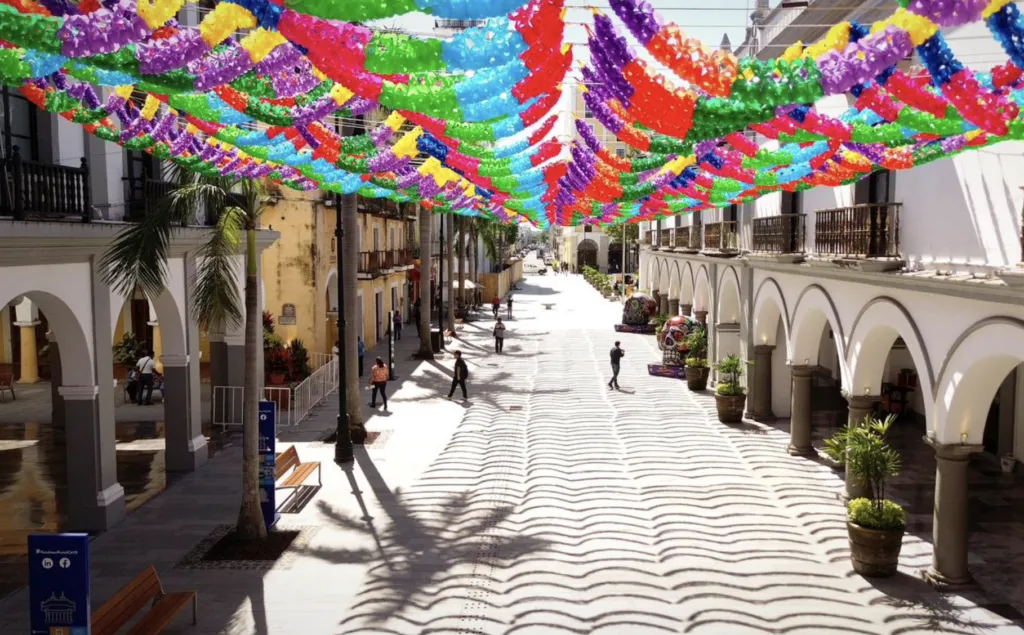 Vista del Centro Histórico de Veracruz con espacios renovados y conexión hacia el malecón tras la gestión de Patricia Lobeira Rodríguez.