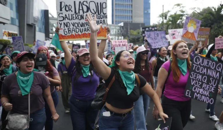 8M en América Latina: miles de mujeres marchan contra la violencia y los feminicidios