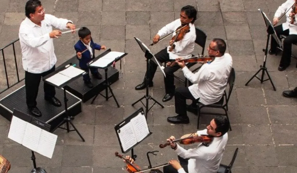A los 4 años ya dirige orquestas: la historia de Gabriel Castillo que sorprende a México