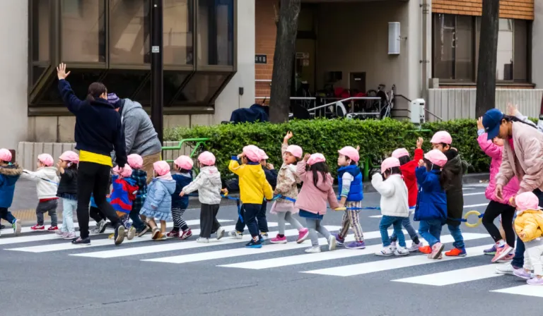 Guarderías gratis en Tokio: la medida extrema con la que Japón busca aumentar la natalidad