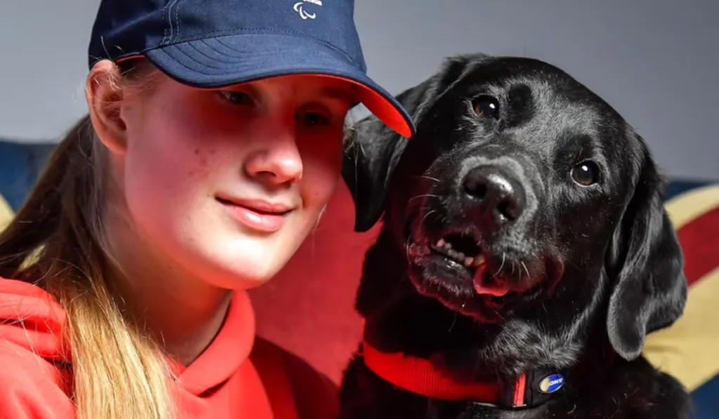 Pickle, la perra guía que acompaña a una atleta paralímpica y se volvió parte del equipo