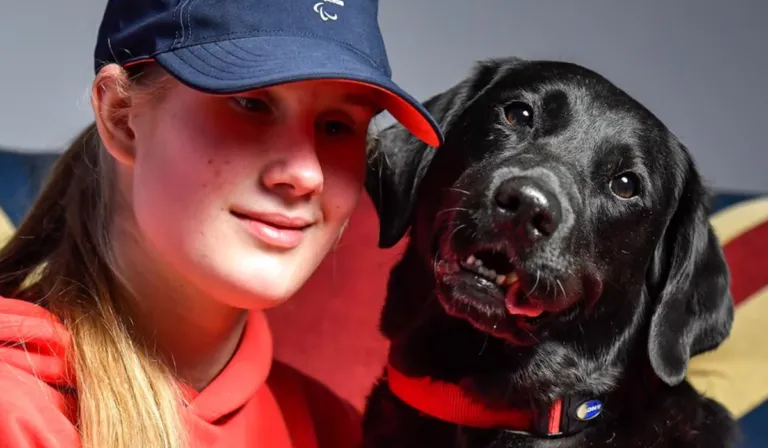 Pickle, la perra guía que acompaña a una atleta paralímpica y se volvió parte del equipo