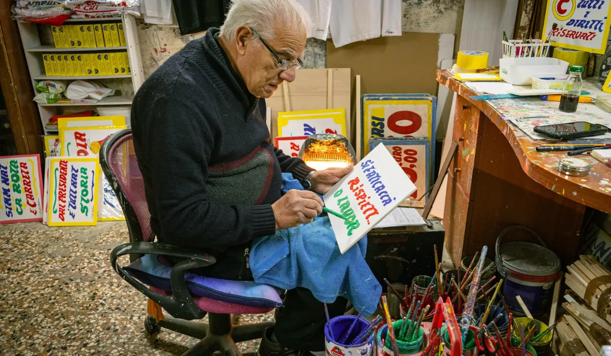 El último pintor de carteles de Nápoles: la historia del hombre que mantiene viva una tradición centenaria
