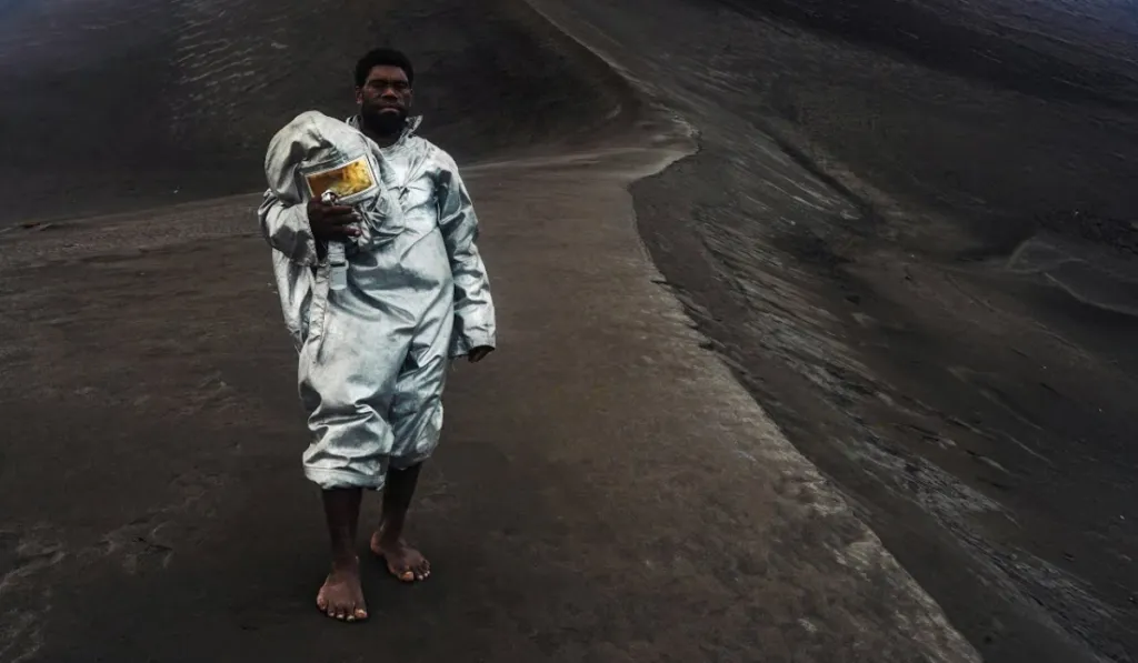 El “vulcanólogo descalzo” de Vanuatu conquista concurso internacional con una impactante fotografía