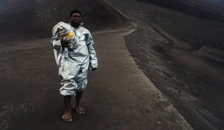 El “vulcanólogo descalzo” de Vanuatu conquista concurso internacional con una impactante fotografía