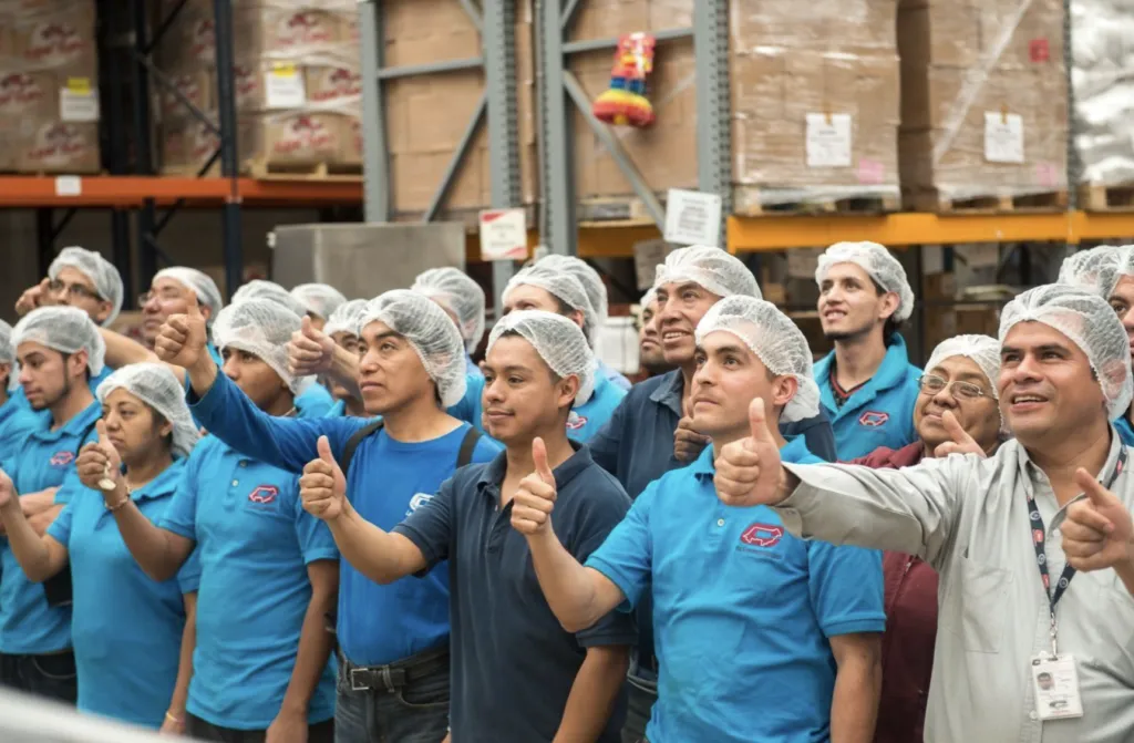 Equipo corporativo de Grupo Kosmos en entorno laboral inclusivo que promueve igualdad, respeto y cultura organizacional sostenible.