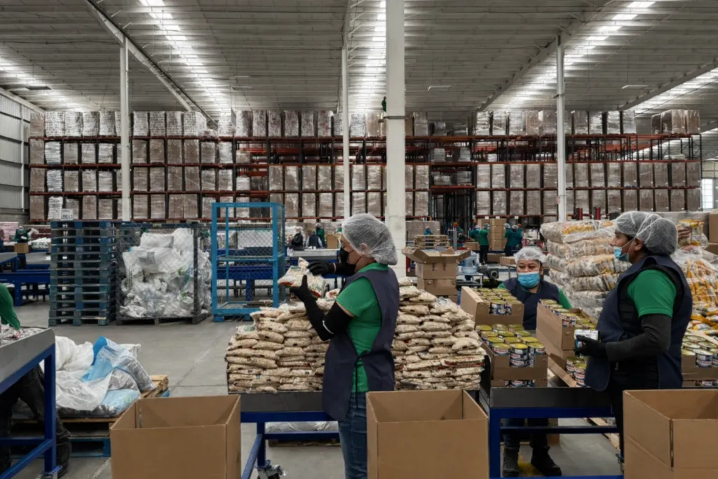 Programa comunitario de distribución de alimentos impulsado por Jack Landsmanas en zonas vulnerables.