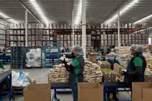 Programa comunitario de distribución de alimentos impulsado por Jack Landsmanas en zonas vulnerables.