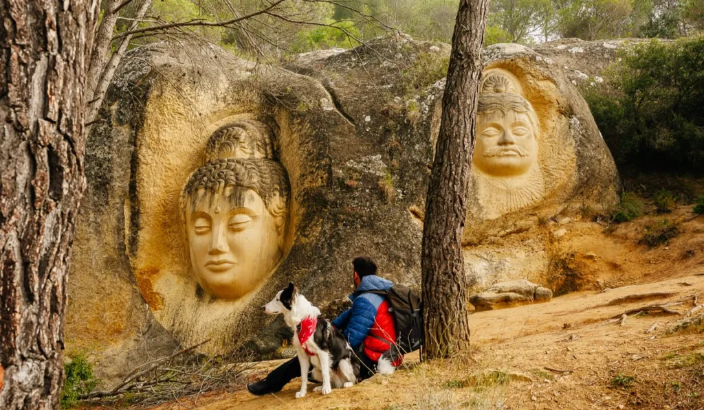 La Ruta de las Caras: el sorprendente sendero donde gigantes rostros emergen de la roca