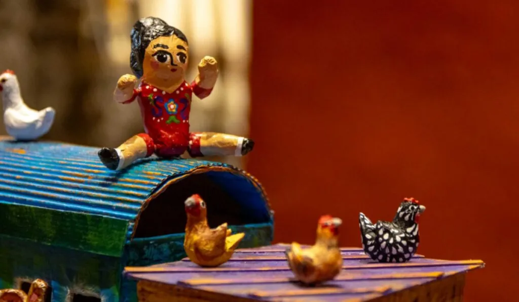 Muñecas, trompos y memoria: exposición revive la magia del juguete tradicional mexicano
