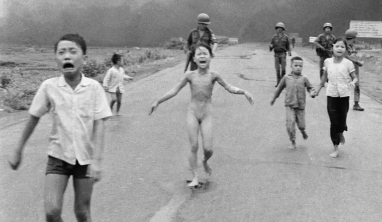 Polémica por “Napalm Girl”: el fotógrafo Nick Ut demanda a Netflix por cuestionar la autoría de la histórica imagen