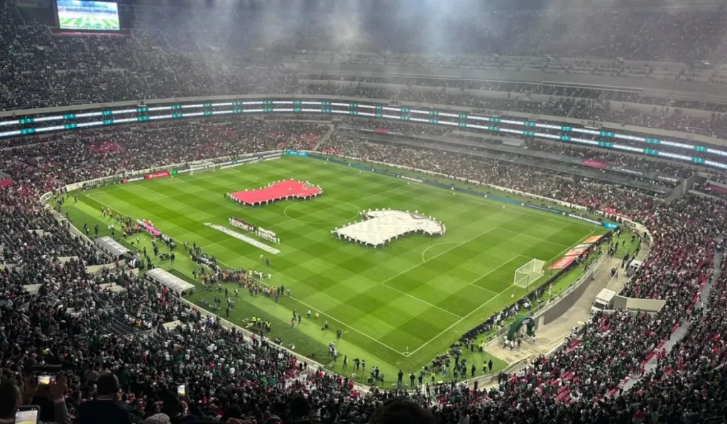 Tragedia en la reinauguración del Azteca: aficionado muere tras caída antes del partido
