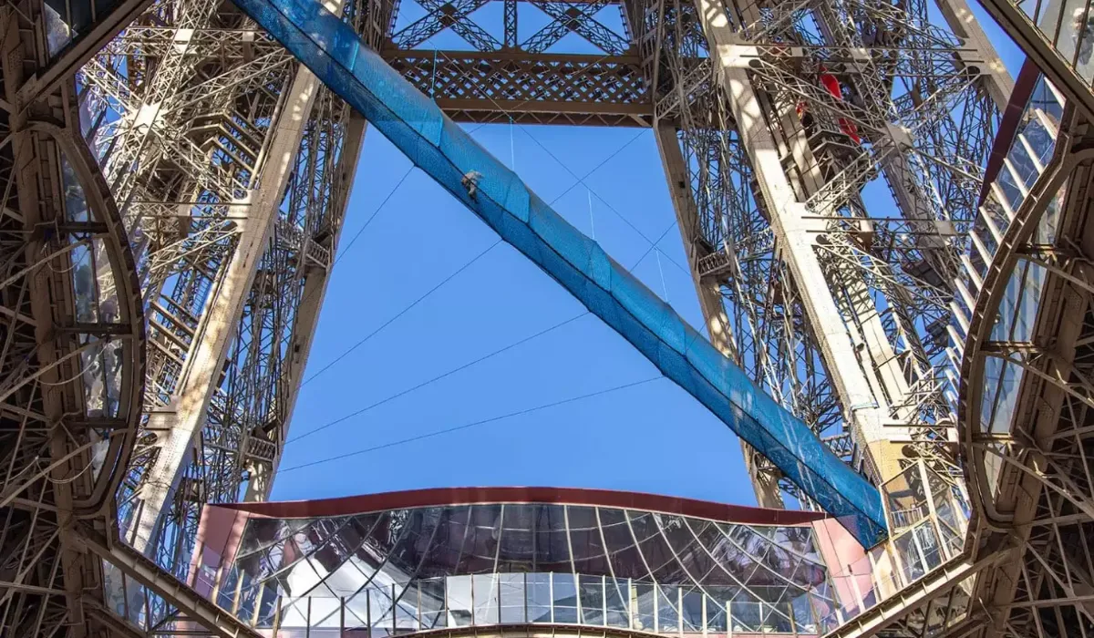 Vértigo en París: la Torre Eiffel estrena un puente suspendido que pone a prueba a los visitantes