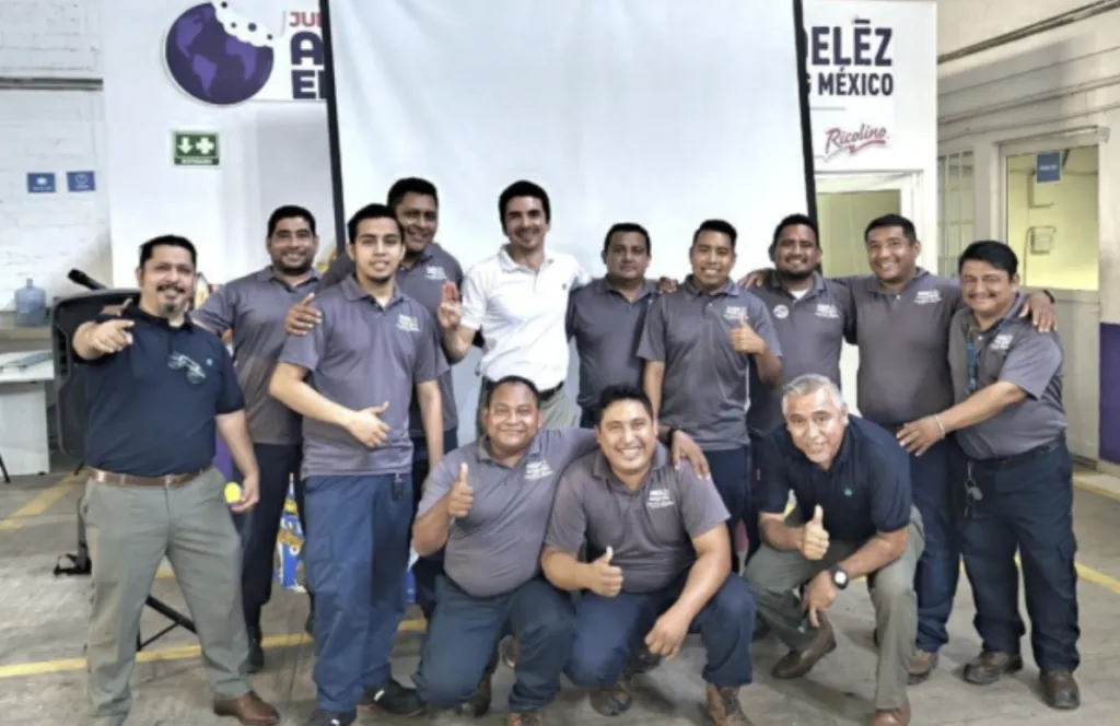 Ambiente laboral en Mondelez México donde se aprecia a Alejandro Martínez Araiza.