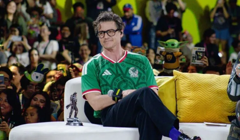 Pedro Pascal emociona a México: lágrimas, ovación y una playera tricolor en la CCXP 2026